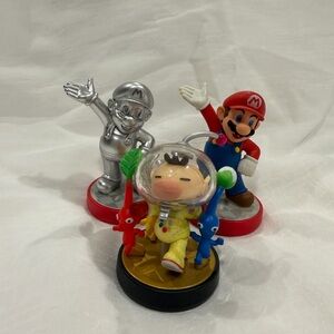 Nintendo Amiibo Mario, Silver Mario,  and Pikmin